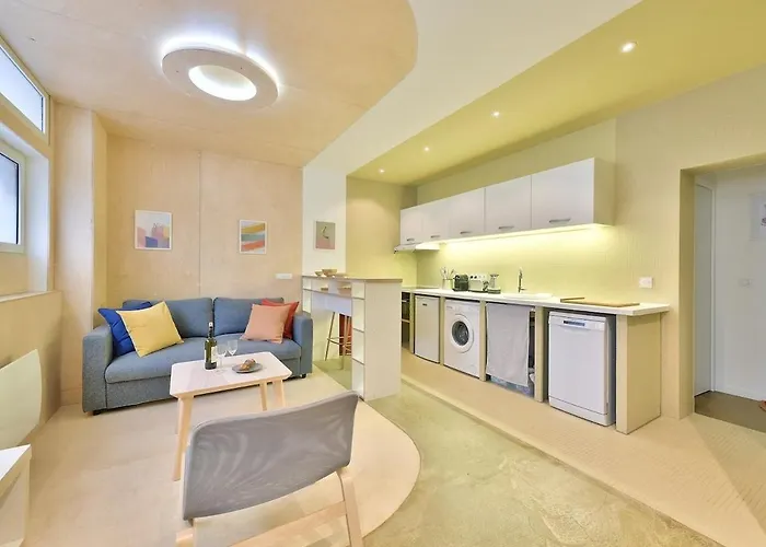 Disponible - Paris Centre, Gare St Lazare, Metro, Theatre Mogador, Casino De Paris, Trianon, Moulin Rouge, Sacre Coeur, Galeries Lafayette, Rue Calme, De 1 A 4 Personnes