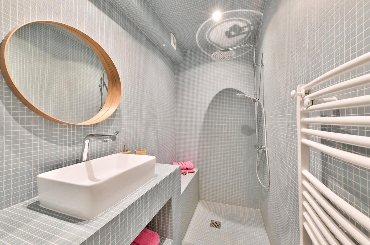 Disponible - Centre, Gare St Lazare, Metro 7-12-2-9-13-14-3, Theatre Mogador, Casino De Paris, Trianon, Moulin Rouge, Sacre Coeur, Galeries Lafayette, Rue Calme, De 1 A 4 Personnes Apartment